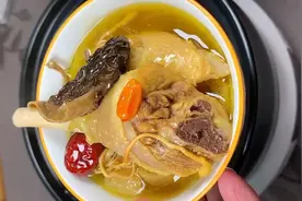 鸡汤怎么炖才好喝？多加几种菌菇，汤鲜味美营养又滋补图片