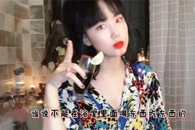 黄龄在卫生间开演唱会？不仅有闪耀的灯球，还自备有线话筒图片