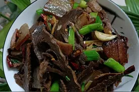 川味笋干炒腊肉的做法图片