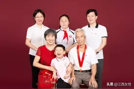 “颂党恩 传家风”红色全家福 |黄海媖家庭：爱国爱家，家和为贵图片