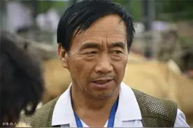 黄牛市场的金牌交易员，18岁入行，凭衣袖下摸手势，交5省朋友图片
