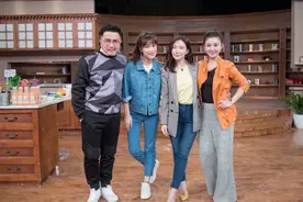 34岁李小萌生子后更有女人味，橙色皮衣配阔腿裤，减龄优雅又大气图片