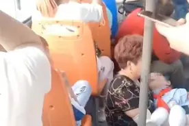 50岁姥姥抱熟睡外孙女搭公交，没人愿意让座，站着吃力只能蹲地上图片