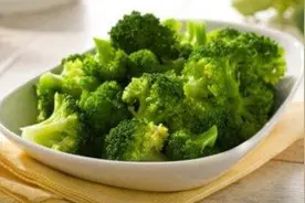 美食凉菜分享：蒜蓉凉拌西兰花、日式刺身拼盘、拌茄子的简单做法图片