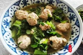 两个鸡腿一捆小白菜花费6.8元，制作一锅丸子汤，鲜香味美图片