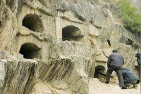 “寄死窑”真的存在？古代老人满60就要被送进去，小孩也受其害图片