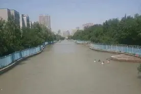 谁说乌鲁木齐没有河？三条河流！一条比一条水流量大图片