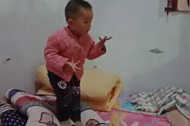 小宝宝这么晚了不睡觉，这是要干啥？笑死我了哈哈！视频封面