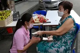 泰国华人富婆为庆祝生日在商场门前豪气发钱，领钱的人纷纷下跪图片