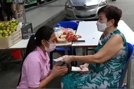 泰国华人富婆为庆祝生日在商场门前豪气发钱，领钱的人纷纷下跪图片