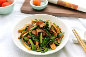 家常培根豆干炒大蒜苗，一道开胃的家常小菜，鲜香解腻还下饭图片