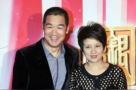 邓婕穿衣真大胆，网眼装配吊带短裙，不仅不显俗，意外时髦又新潮图片