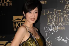 54岁陈法蓉风情不减，穿金色蕾丝裙细腻修身，佩戴钻石项链更闪耀图片