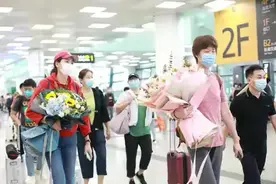 郎平一家三口亮相！罕见染发气质赞，女儿巨人身高招摇，丈夫最矮图片