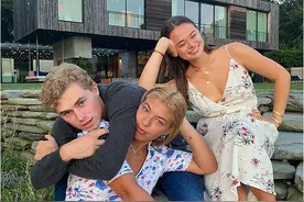 受母影响？邓文迪长女晒为闺蜜庆生蛋糕，样式雅致全是中国老物件图片