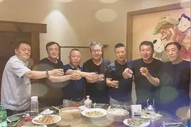 棋坛大动作！师长刘宗泽驾到，辽沈多位大师出迎，八番棋火拼图片