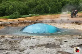 大千世界无奇不有，实拍冰岛间歇泉，沸腾后形成蓝色大圆水泡图片