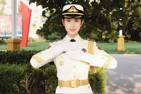 大一毅然入伍！四川女学霸入选三军仪仗队，退伍后又登上央视图片