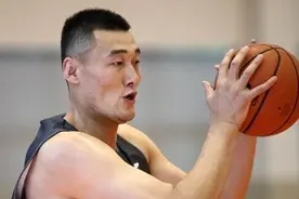 再现踢“裆”！苏伟被驱逐出场差点急哭，杜锋怒了，对着裁判大吼图片