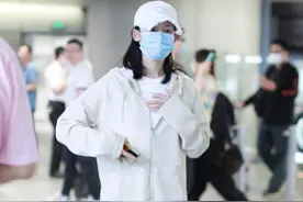 郑恺老婆对身材很自信，穿瑜伽裤展现完美腿型，看不出已经当妈图片