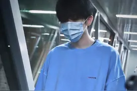 正能量的偶像，蔡徐坤穿蓝色卫衣搭黑色长裤，减龄帅气的休闲风图片