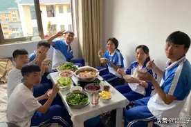 “​别人家的老师”系列又更新了，这位“请吃火锅”的老师让人泪目图片