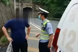 高速上一女子在车内崩溃大哭，原来......女网友们得知说：开车时想把他踢下车图片