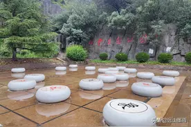 长虫山开放了，这是昆明人喜欢去的地方，雨天里爬山的人依然很多图片