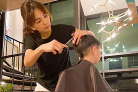 当了妈的陈嘉桦仍嫩如少女，黑T短裤休闲活力，帮儿子理发挺专业图片