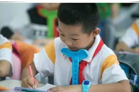 初中生作文《背影》走红，"潦草体"难倒老师，学渣：字迹好亲切图片