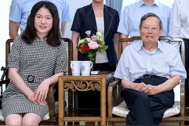 杨振宁精神矍铄与妻子合体亮相，44岁翁帆发福水肿，憔悴了不少图片