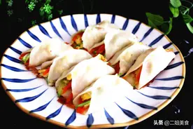 西葫芦别再炒鸡蛋，教您做西葫芦锅贴，又鲜又香，一盘子不够吃图片