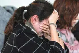 宝宝刚出生自带“毛衣”，妈妈耐心拔掉高烧不退，医生：不配做妈图片