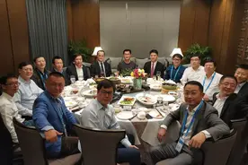 中年人的饭局：酒、姑娘和段子图片