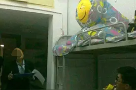 孩子平时在宿舍里干什么？班主任发来查寝照片，家长：哈哈哈哈图片