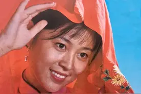 倪萍当主持人之前以“山东大妞”出镜，22岁时的影像让人记忆深刻图片