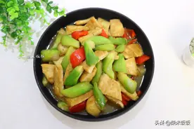 这蔬菜马上下市了，趁能买到赶快吃，和豆腐一起烧，真香图片
