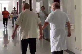 不放心99岁父亲独自在家，66岁医生每天手牵手带着他上班图片