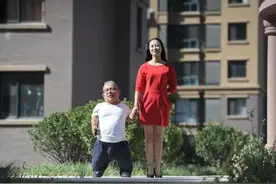 漂亮女孩与侏儒症男子结婚，没有人看好，婚后男子奋斗出7套房图片