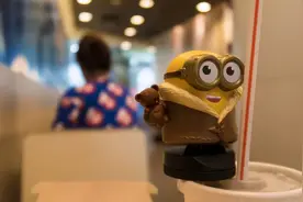 有多少成年人在偷点麦当劳儿童套餐图片