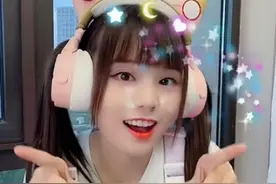 火线妹携闺蜜跳泳装夏日pop舞，网友：这是我见过布料最多的泳衣图片