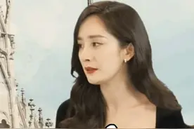 杨幂穿紧身黑裙现身直播间，大波浪显熟女气质，依靠沙发身材曼妙图片