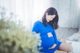 孕期早上起床时，忍住不要做这3件事，胎儿一天都会不舒服图片
