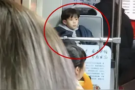 “超高颜值的小男孩”坐公交走红，网友我愿意等他长大图片