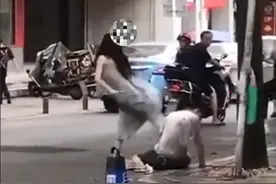 女子当街猛踹男友，只因女子生日想要男友送包，结果男友送个戒指图片