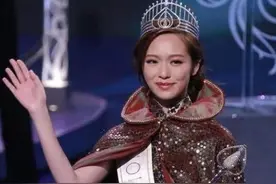 美艳港姐醉酒丑态百出，晕倒在大厅众人围观，还和赌王儿子搞暧昧图片