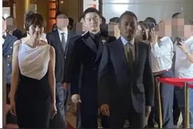 张涵予近照再变黑！与袁泉同框对方白成反光板，原因疑曝光引担忧图片