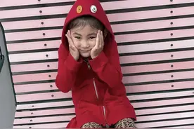 陈冠希晒女儿萌照，Alaia小红帽造型出镜，双手捧脸手动挤出微笑图片