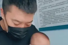 调皮宝爸上线，在娃打完预防针后又用手戳娃手臂，孩子：我太难了图片