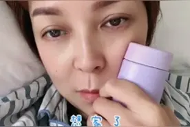 知名主持人病照曝光，苍白暴瘦撞脸蔡明，和年长丈夫同框像妈妈图片